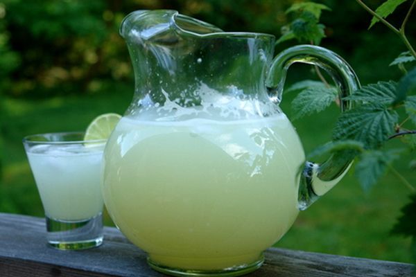 Beneficios del agua con limón para la salud 