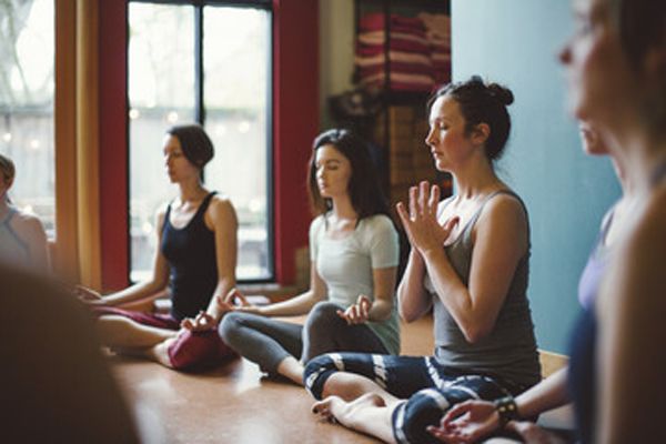 Cómo la aromaterapia mejora la meditación y el yoga